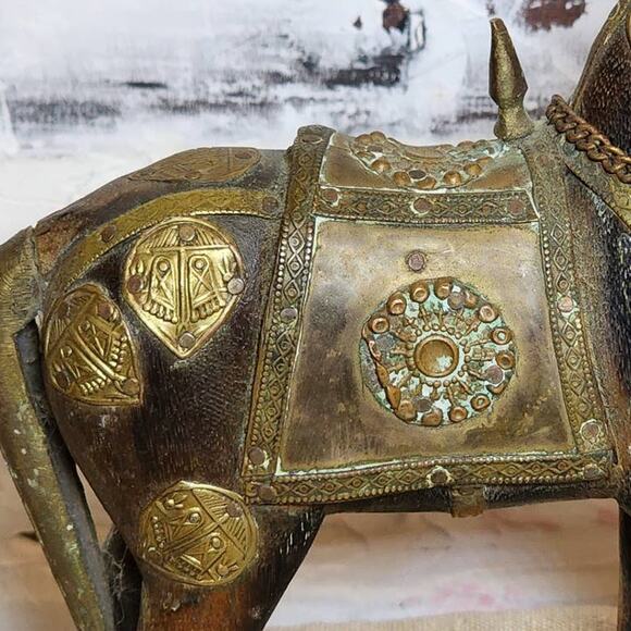 Vintage Hand Carved Marwari War Horse Figurine - Brass Armored Metal Detail - Picture 5 of 10
